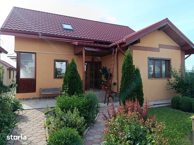 Casă cu 8 camere cu Teren 500 Mp în Cazasu