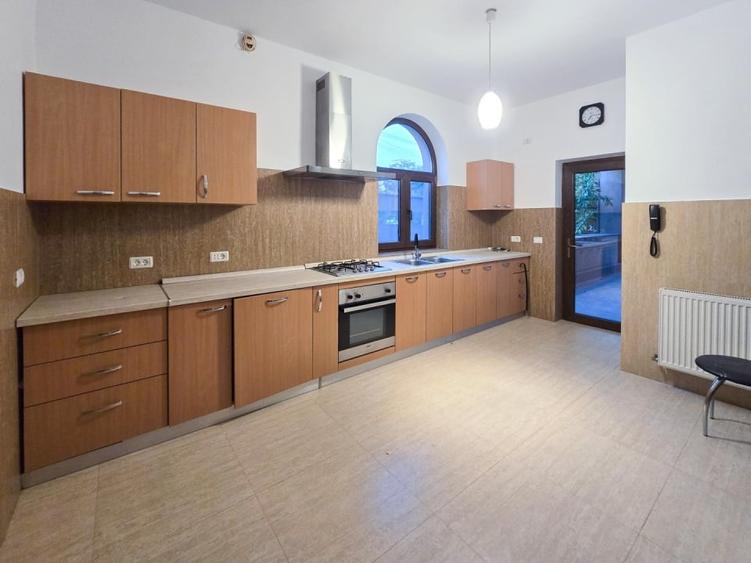Casă cu 7 camere cu Teren 500 Mp în Unirii