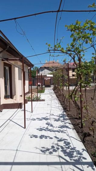 Casă cu 4 camere cu Teren 500 Mp în Central