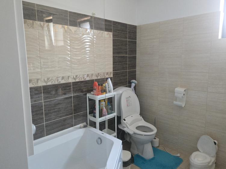 Casă cu 5 camere cu Canalizare în Sud