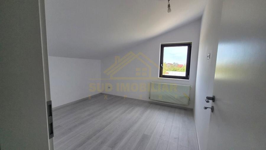 Duplex cu 7 camere cu Canalizare în Central