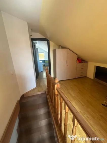 Apartament cu 4 camere semidecomandat în Florești
