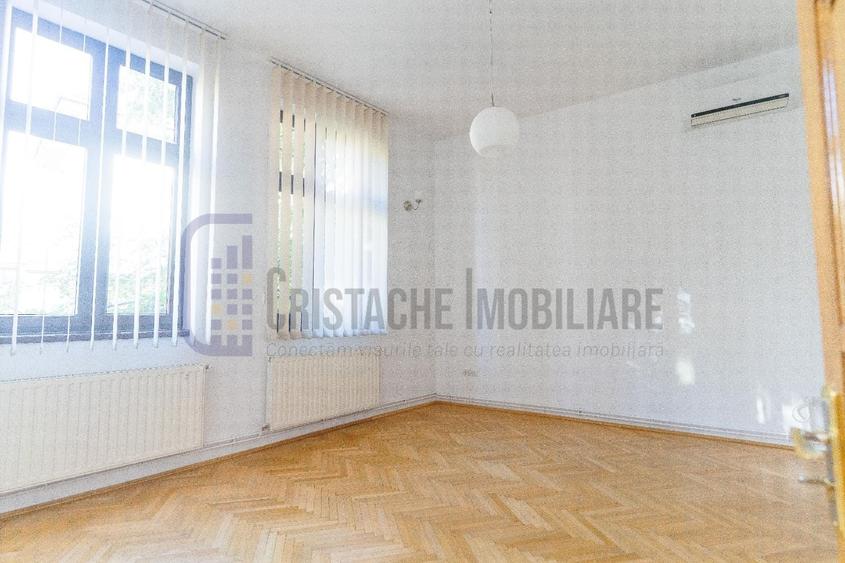 Casă individuală cu 12 camere cu Canalizare în Pache Protopopescu
