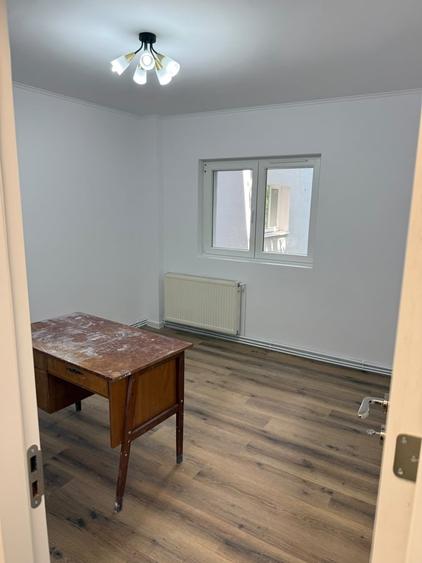 Apartament cu 3 camere decomandat în Crângași