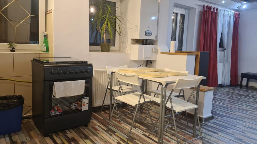 Apartament cu 3 camere decomandat, mobilat în Schei