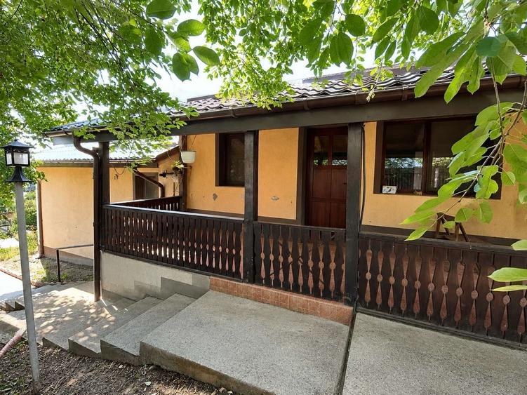 Casă individuală cu 4 camere cu Teren 1330 Mp în Central