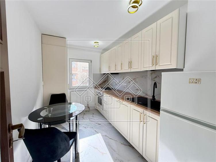 Apartament cu 4 camere decomandat în Valea Aurie