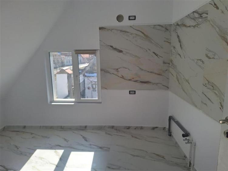 Casă individuală cu 6 camere cu Canalizare în Exterior Est