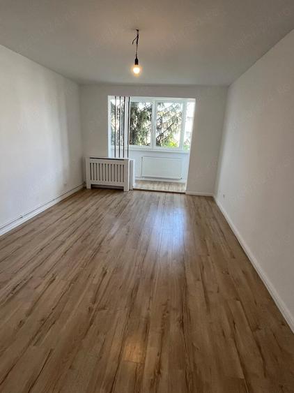 Se ofera spre vanzare apartament 2 camere decomandat, etaj 3 4 , vedere bilaterala a blocului,noxa - 5