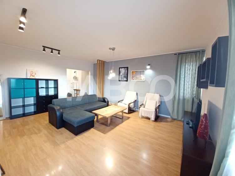 Apartament cu 3 camere decomandat, mobilat în Piața Cluj