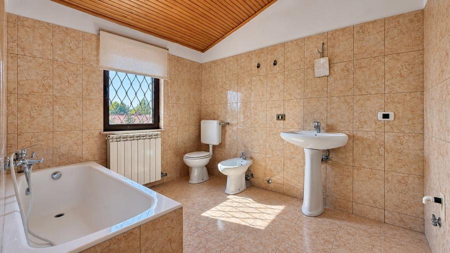 Casă individuală cu 6 camere cu Canalizare în Central