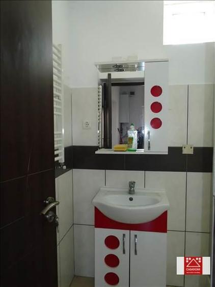 Casă individuală cu 20 camere cu Canalizare în Central