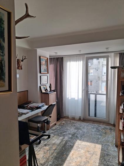 Apartament cu 3 camere semidecomandat, mobilat în Central
