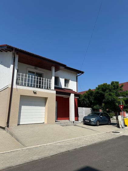 Casă individuală cu 6 camere cu Canalizare în Est