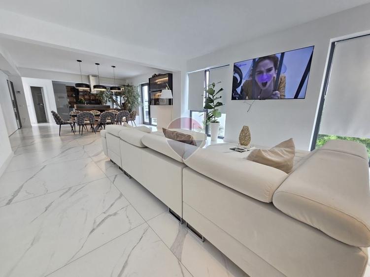 Casă individuală cu 7 camere cu Piscina în Est