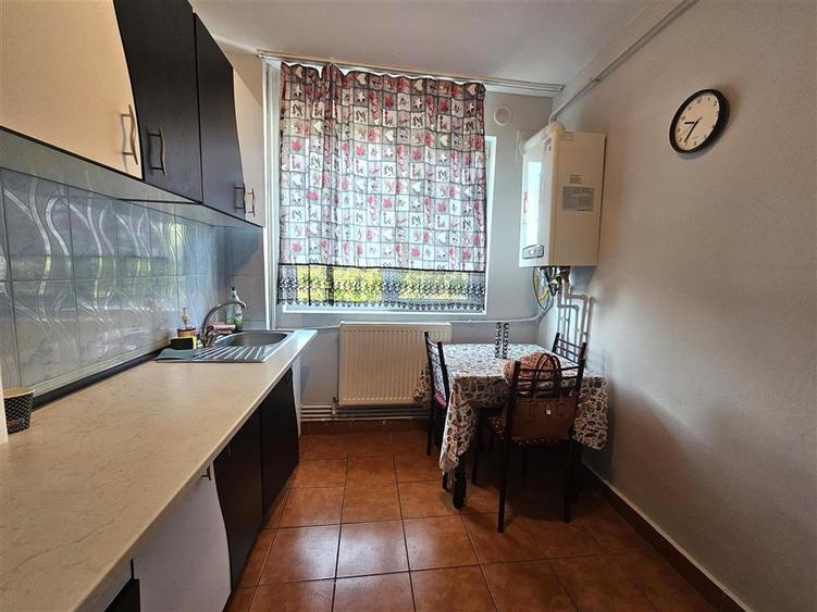 Apartament cu 3 camere semidecomandat în Tătărași