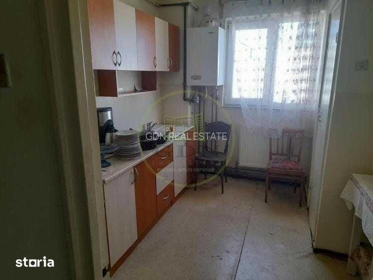 Apartament cu 3 camere decomandat în Titan