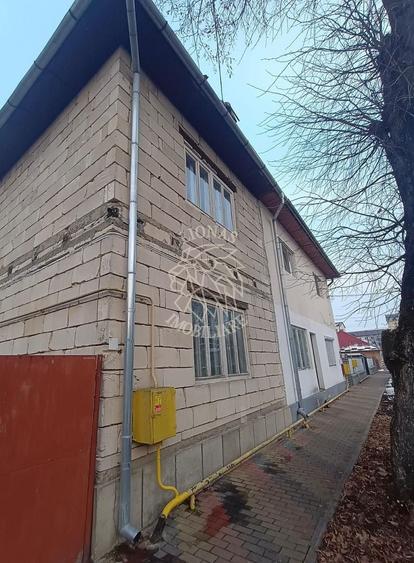 Casă individuală cu 8 camere cu Canalizare în Decebal