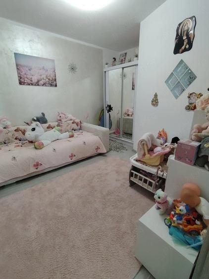 Apartament cu 3 camere semidecomandat în Florești