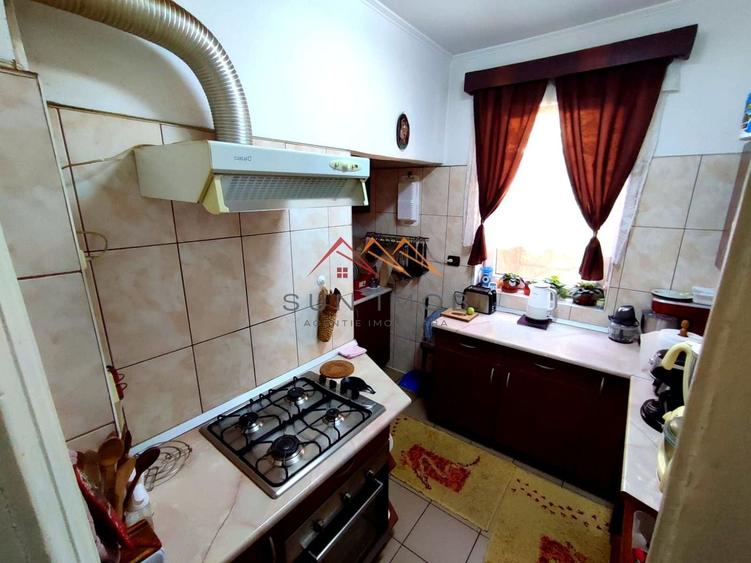 Casă individuală cu 10 camere cu Canalizare în Ultracentral