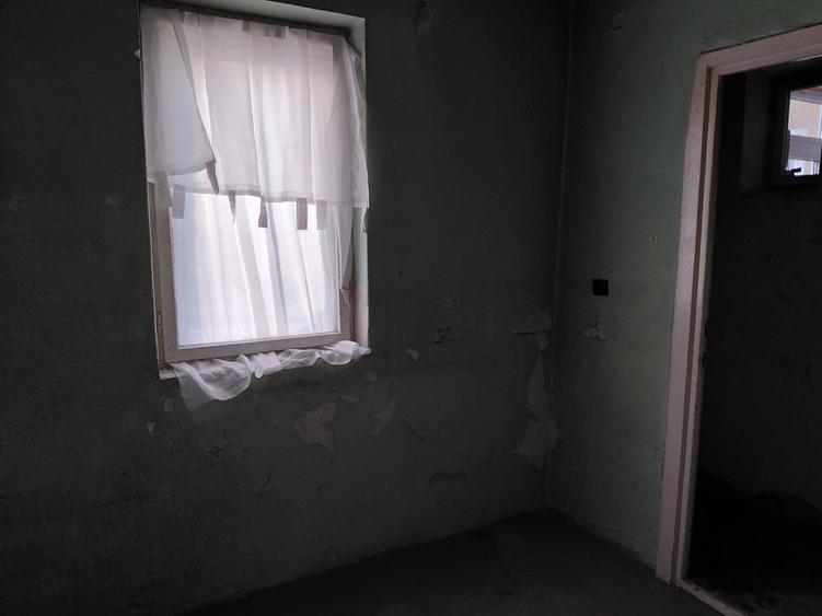Apartament cu 4 camere decomandat în Peregu Mare