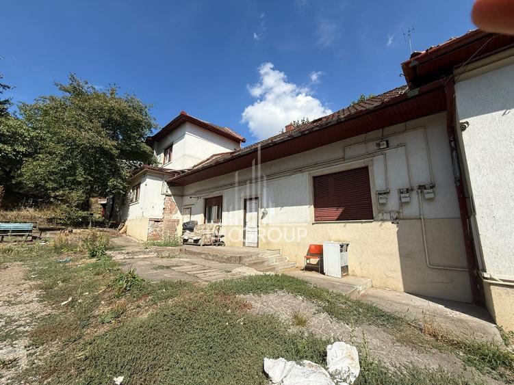 Casă individuală cu 7 camere cu Canalizare în Dâmbul Rotund