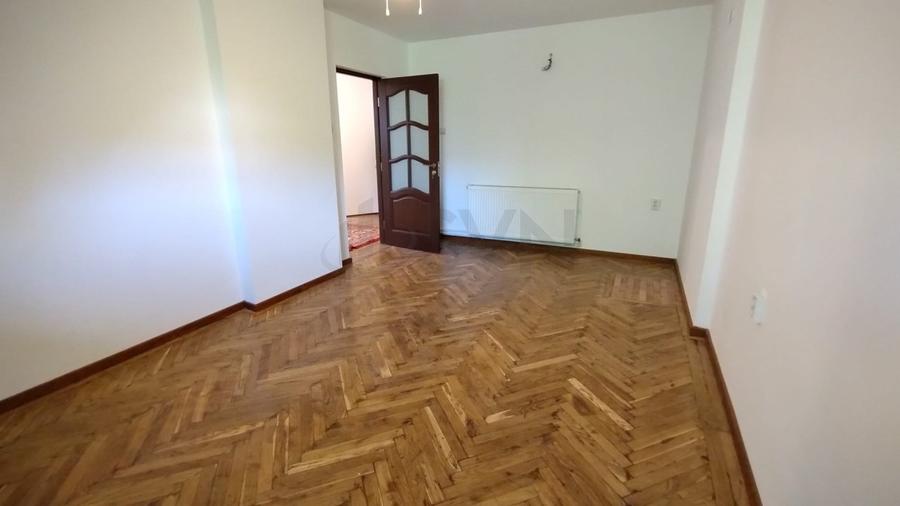 Apartament cu 3 camere decomandat în Capitale