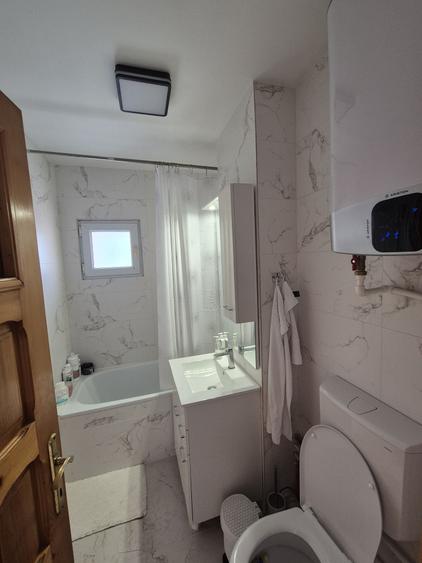 Apartament cu 3 camere semidecomandat, mobilat în Sud