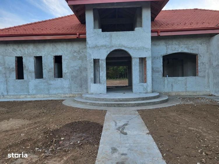 Casă cu 4 camere în Bălteni