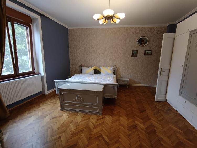 Apartament cu 3 camere decomandat, mobilat în Intim