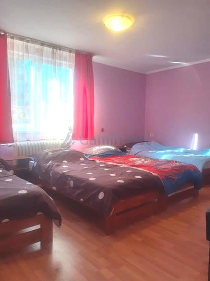 Casă individuală cu 8 camere cu Canalizare în Valenta