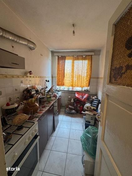 Apartament cu 3 camere semidecomandat în Craiovița Nouă