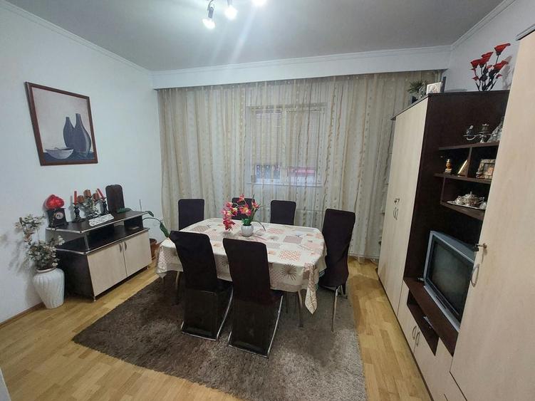 Casă cu 5 camere cu Canalizare în Central