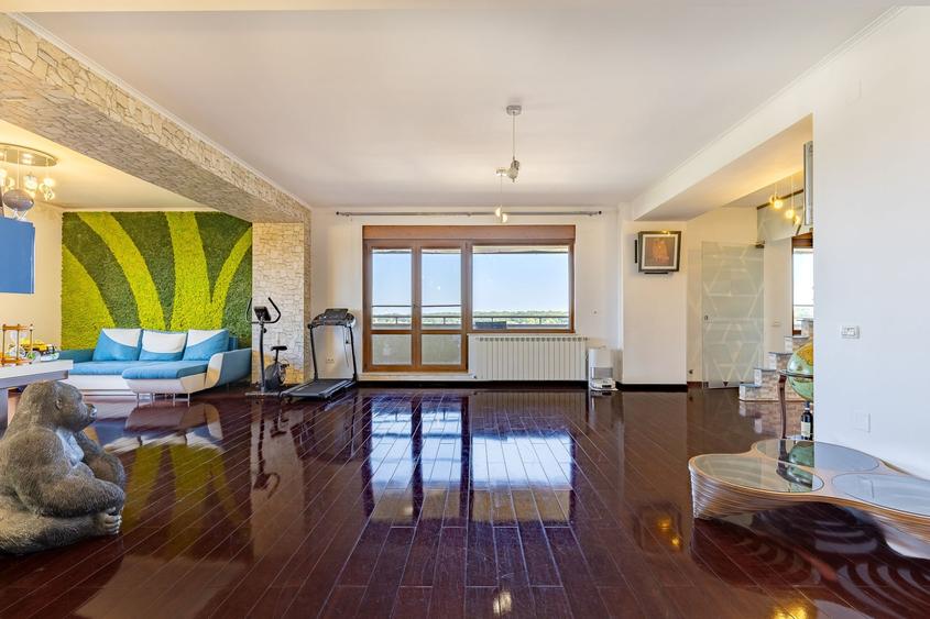 Penthouse cu 4 camere decomandat în Băneasa