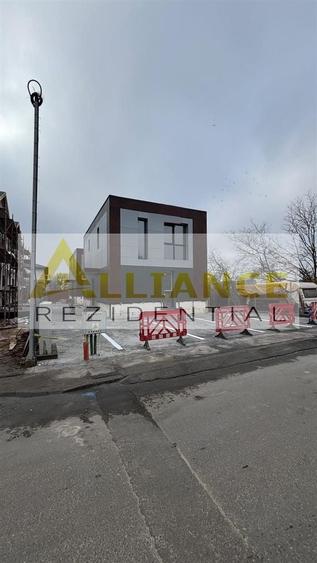 Casă individuală cu 3 camere decomandat cu Canalizare în Central
