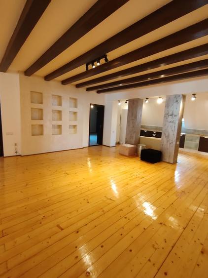 Apartament cu 4 camere semidecomandat în P-ța Victoriei