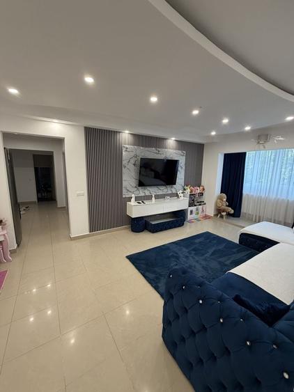 Apartament cu 3 camere decomandat în Coman