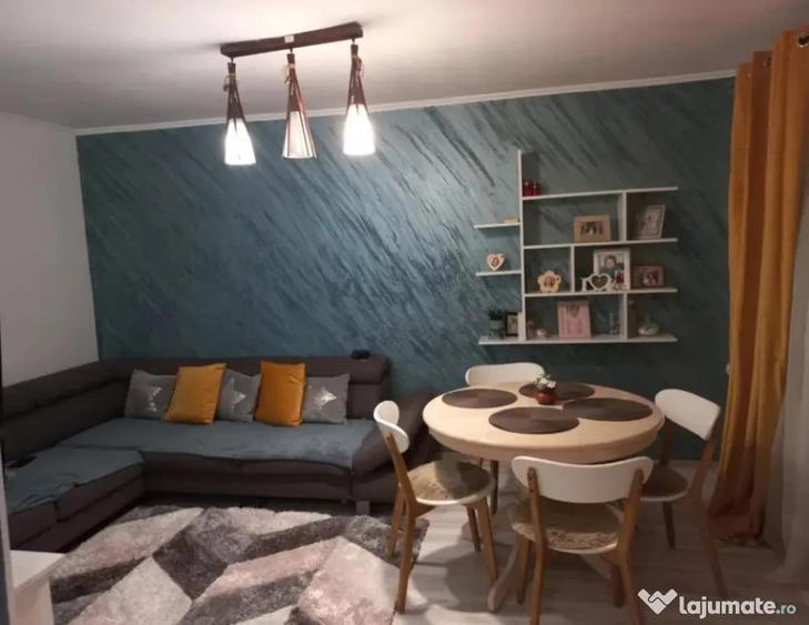 Apartament cu 3 camere decomandat în Tractorul