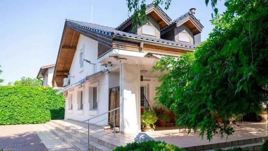 Casă cu 5 camere cu Teren 2800 Mp în Ferme
