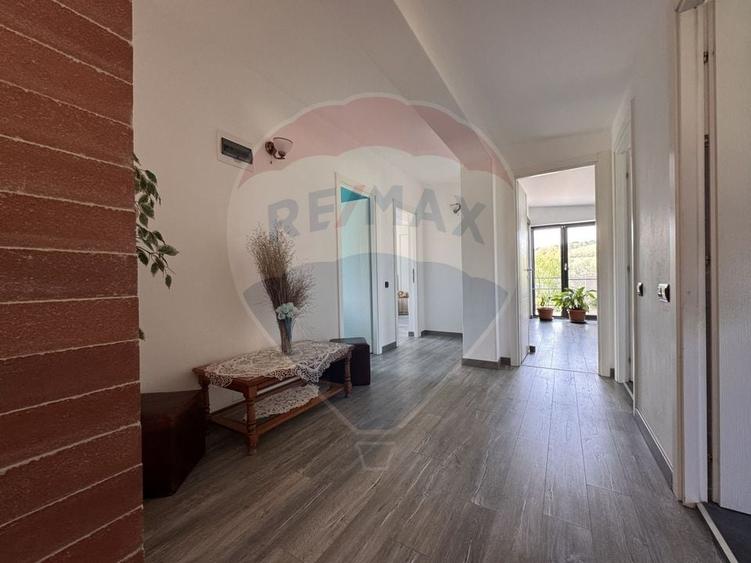 Duplex cu 12 camere cu Teren 1101 Mp în Rădaia