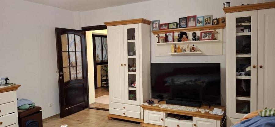 Apartament cu 3 camere decomandat în Tei