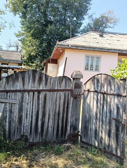 Casă cu 4 camere cu Teren 1100 Mp în Central