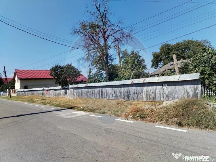 Casă cu 4 camere cu Teren 3370 Mp în Central