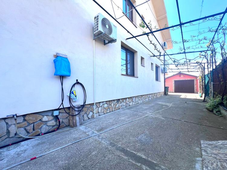 Casă cu 8 camere cu Teren 400 Mp în Central