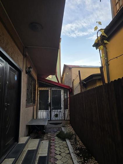 Casă cu 9 camere cu Canalizare în Apărătorii Patriei
