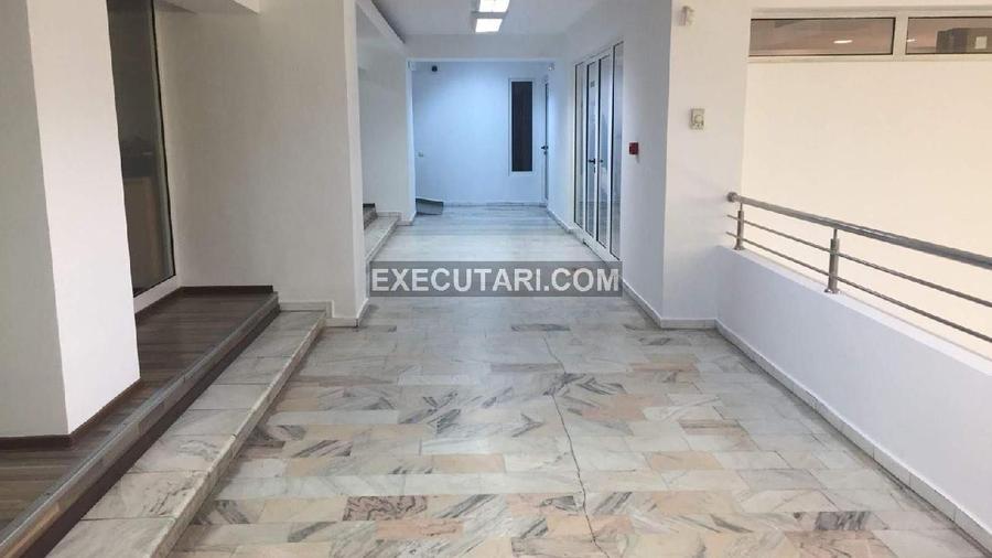 Spațiu comercial, de 800 mp, în Central