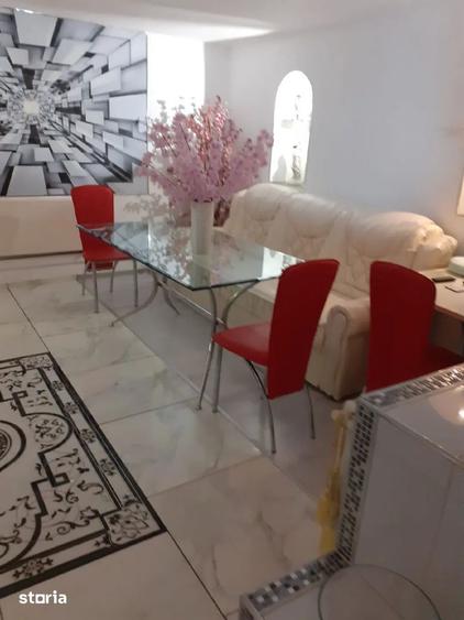Casă cu 5 camere cu Teren 1400 Mp în Bonț