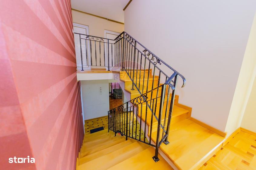 Casa cu 7 camere, 10 ari de vanzare la drumul principal cu 2 intrari - 16