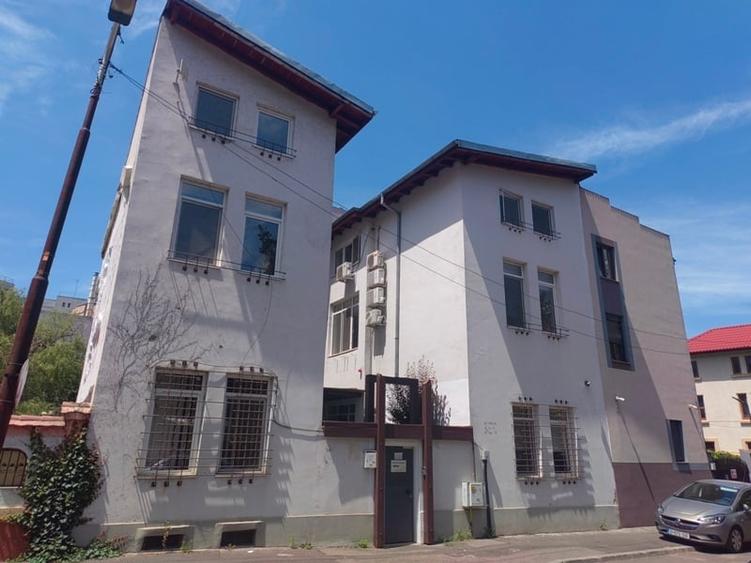 Casă cu 12 camere cu Teren 160 Mp în Cișmigiu