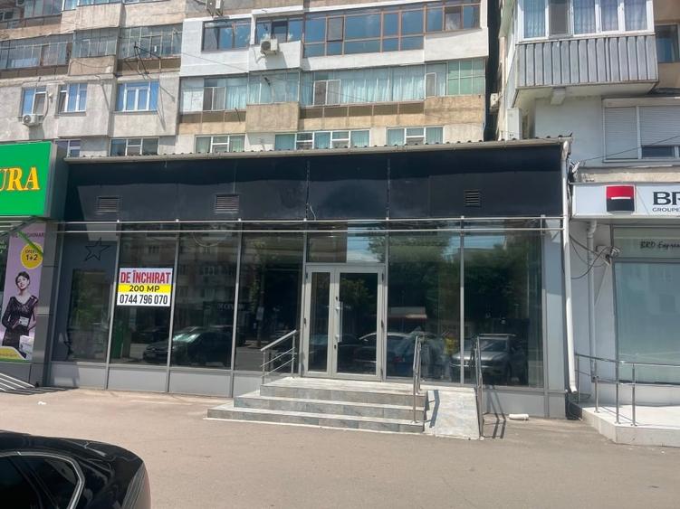 Spațiu comercial, de 200 mp, în Micro 17